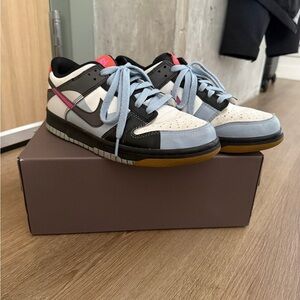Nike Dunk Low SE in Summit White/Black/Playful Pink/Light Armory Blue